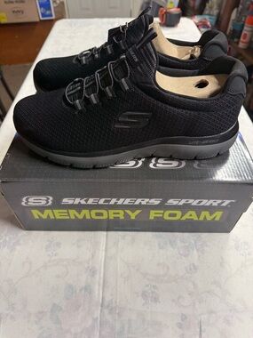 NWT Skechers Black Slip-On Knit Men's Sneaker with Memory Foam 9.5WIDE